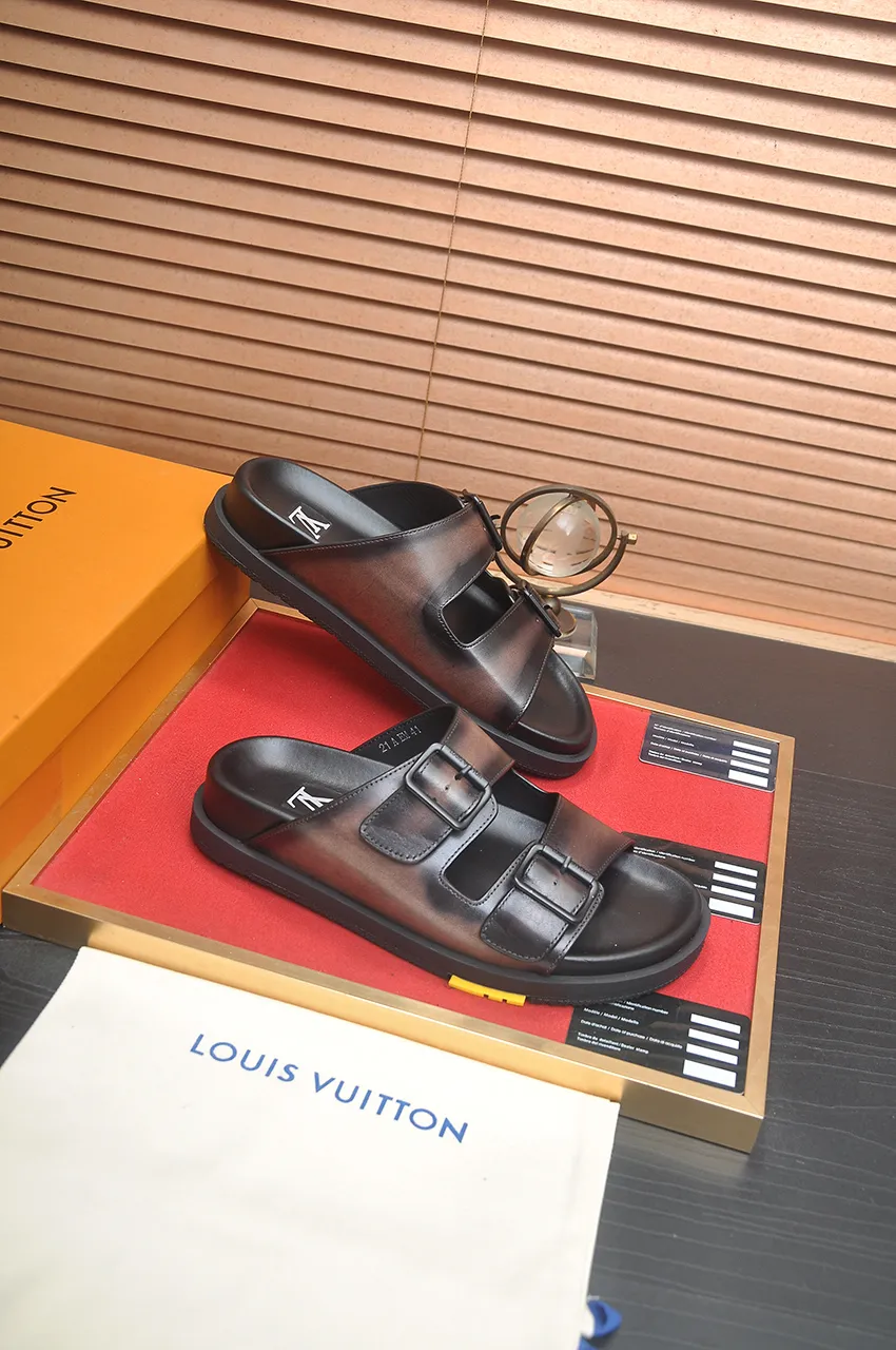 Men's shoes 💰400💶 [Louis Vuitton LV slippers] (high-end cowhide) counter 1:1 fashion style, a must-have for summer! The designer used LV’s iconic outsole. The original simple slippers instantly become fashionable! The upper is made of flexible special cowhide leather straps alternately, and the workmanship is exquisite! A must-have for stylish men in summer, size 38-45 (45 customized)